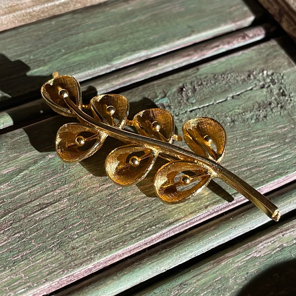 Gold leaf brooch - Picture 1 of 2
